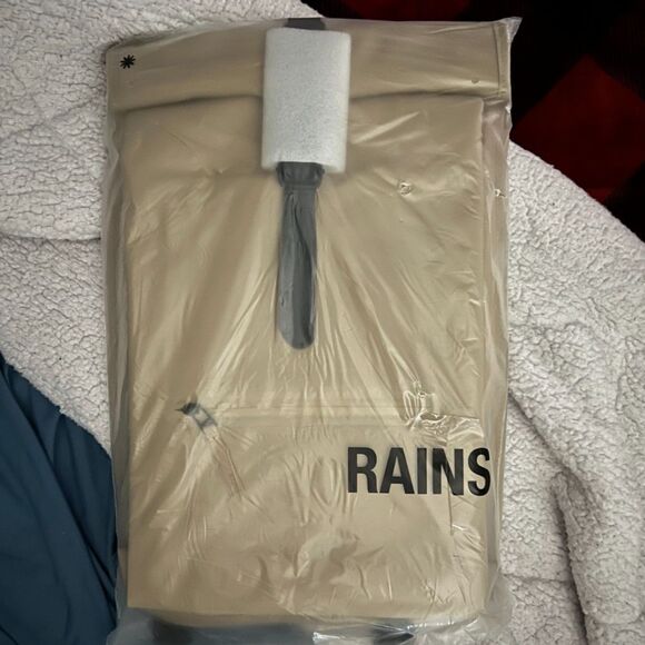 NWT RAINS Rolltop Rucksack Backpack in Sand - Picture 6 of 7